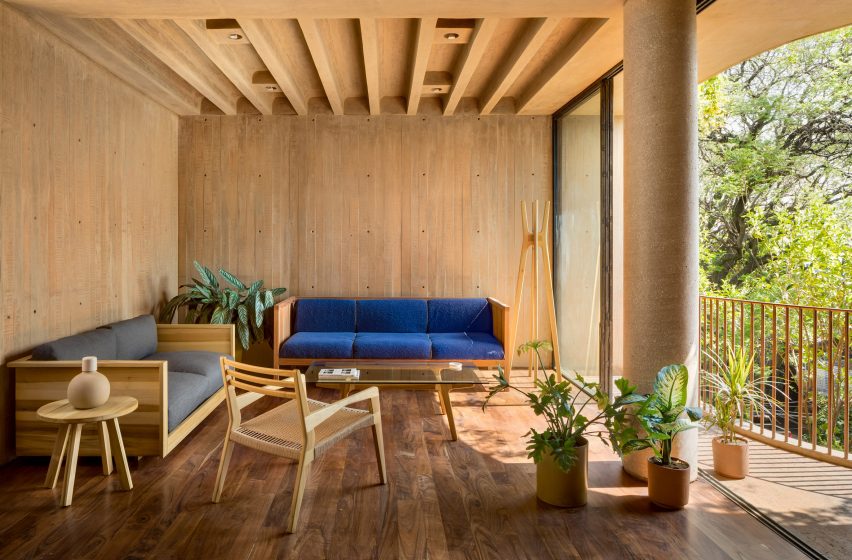 LC710 by Taller Hector Barroso