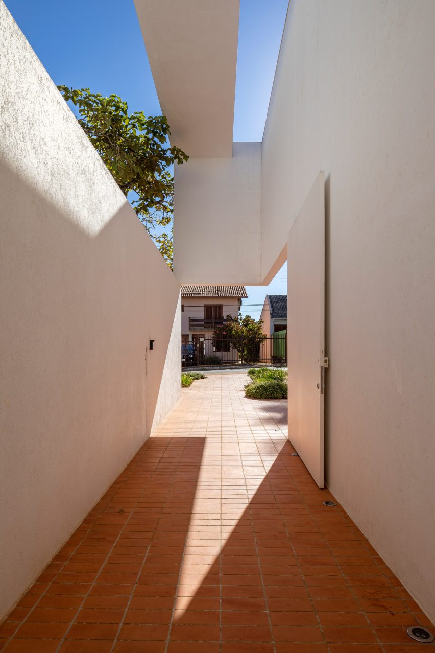 Morrone House by Bloco Arquitetos Associados