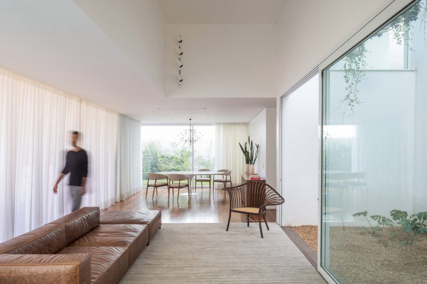 Morrone House by Bloco Arquitetos Associados