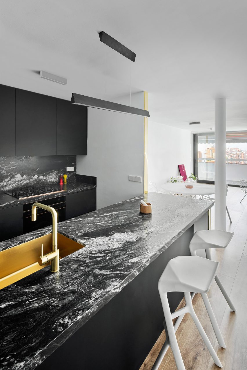 Sardenya Apartment by Raul Sanchez Architects