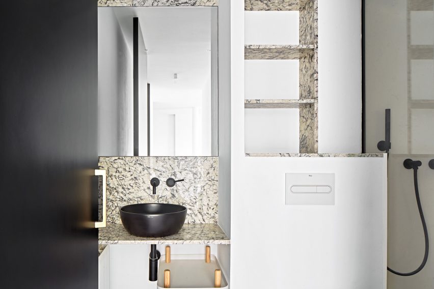 Sardenya Apartment by Raul Sanchez Architects