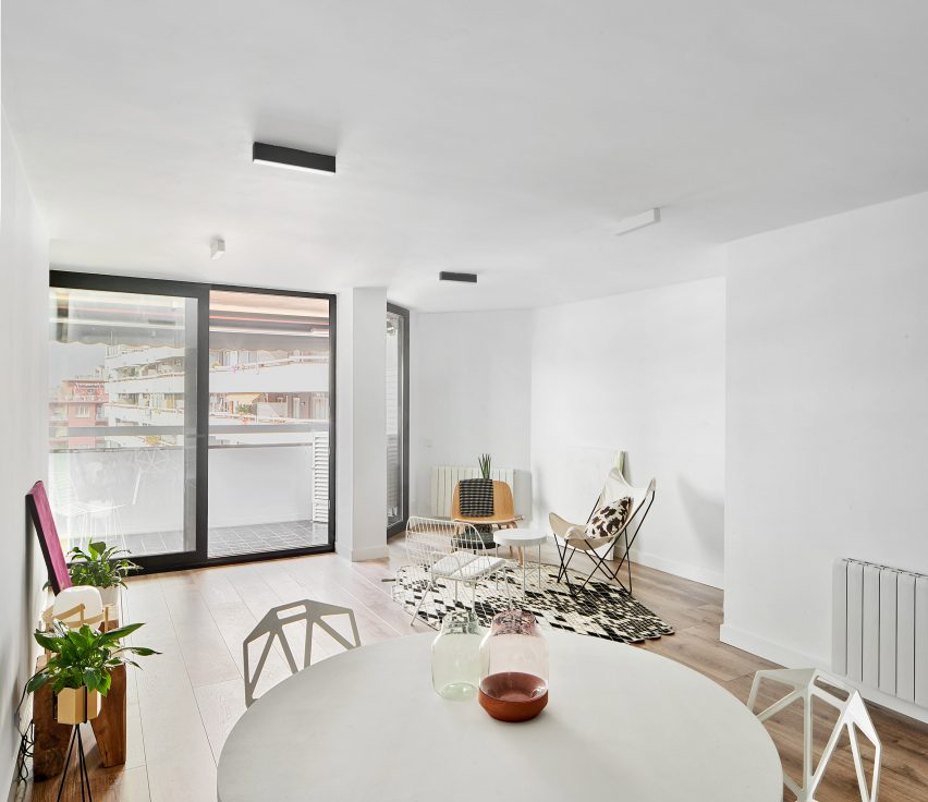 Sardenya Apartment by Raul Sanchez Architects