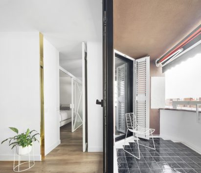 Sardenya Apartment by Raul Sanchez Architects