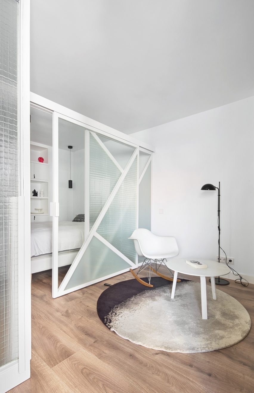 Sardenya Apartment by Raul Sanchez Architects