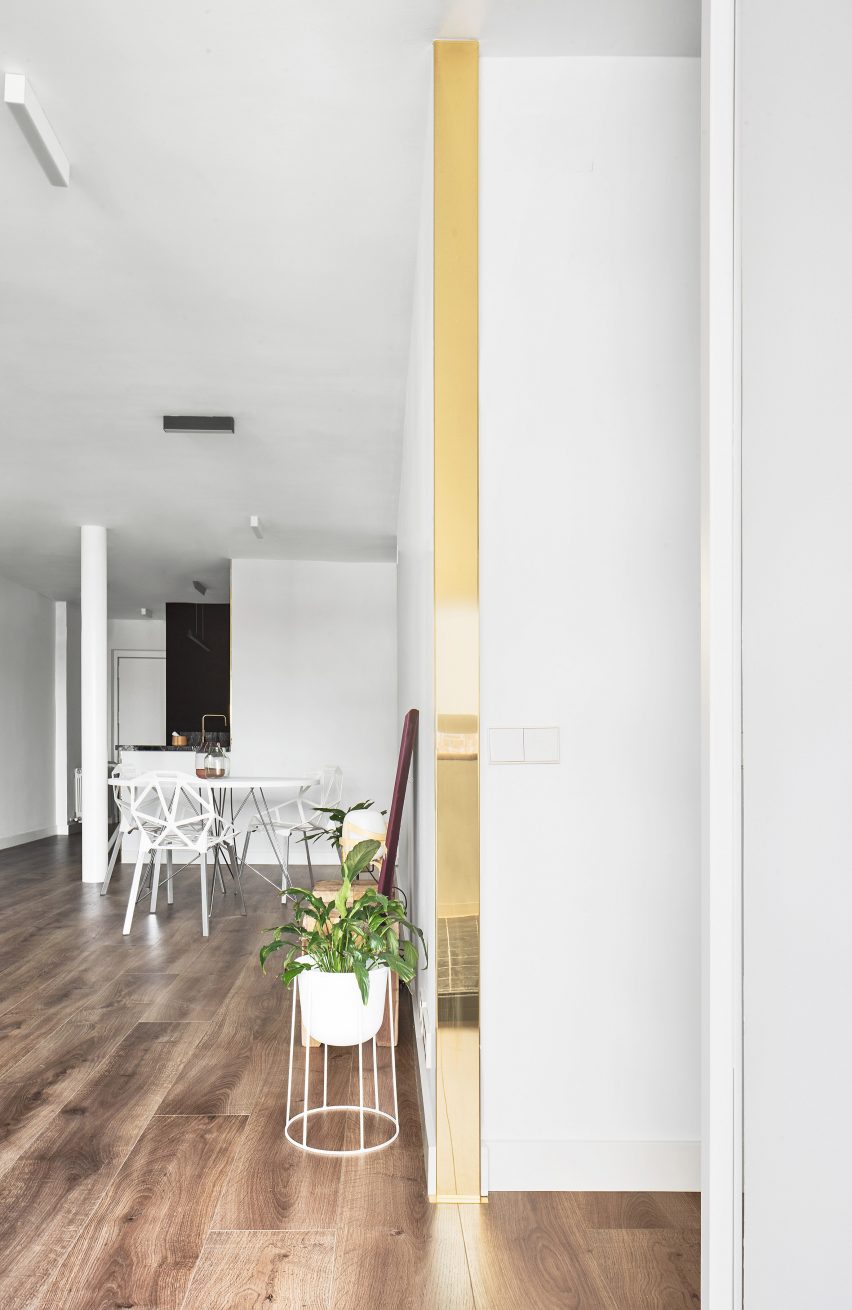 Sardenya Apartment by Raul Sanchez Architects