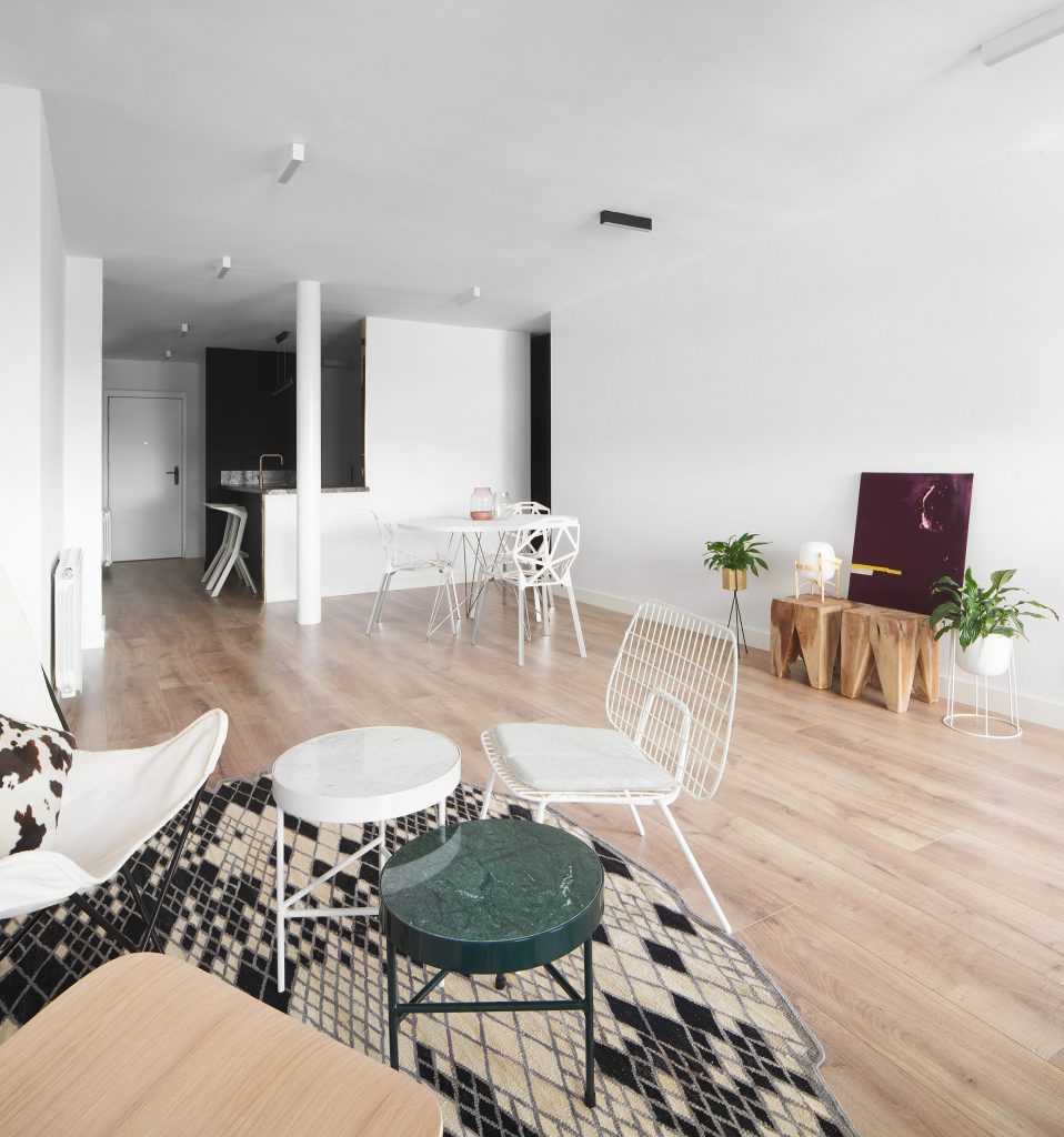 Sardenya Apartment by Raul Sanchez Architects