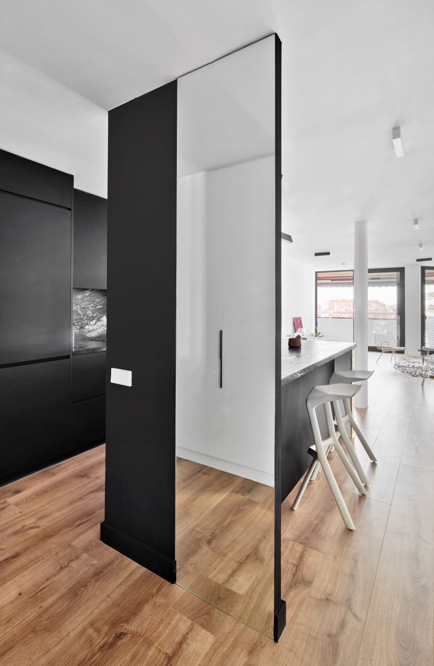 Sardenya Apartment by Raul Sanchez Architects