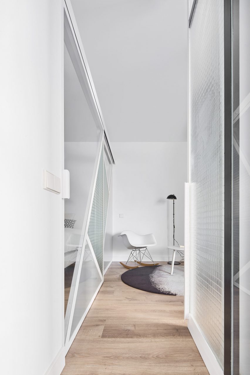 Sardenya Apartment by Raul Sanchez Architects
