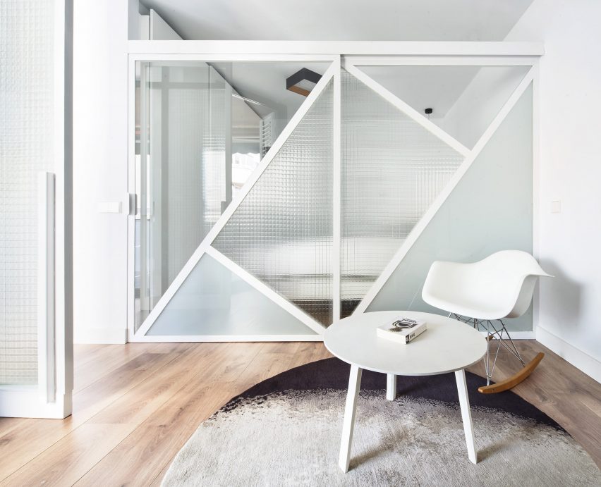 Sardenya Apartment by Raul Sanchez Architects
