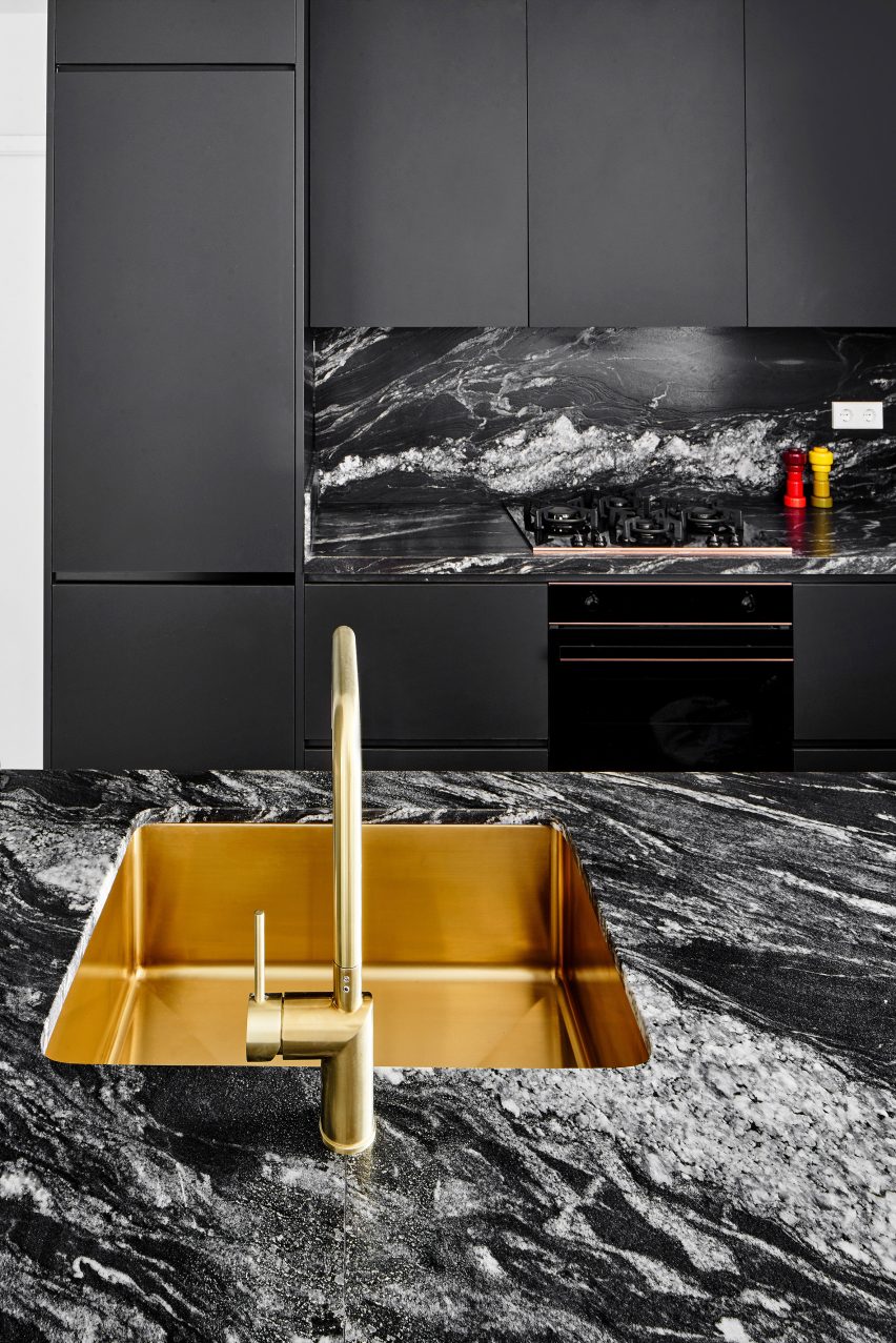 Sardenya Apartment by Raul Sanchez Architects