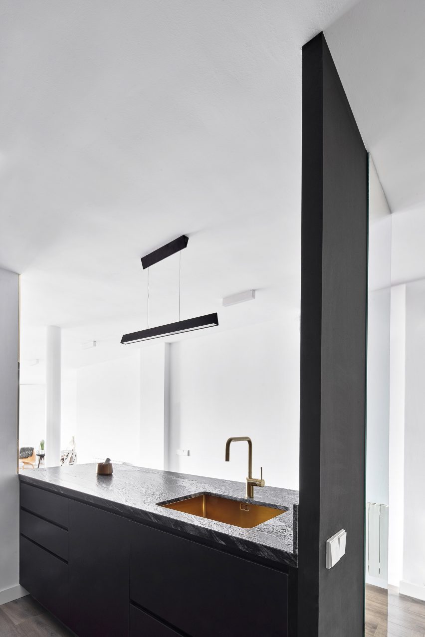 Sardenya Apartment by Raul Sanchez Architects