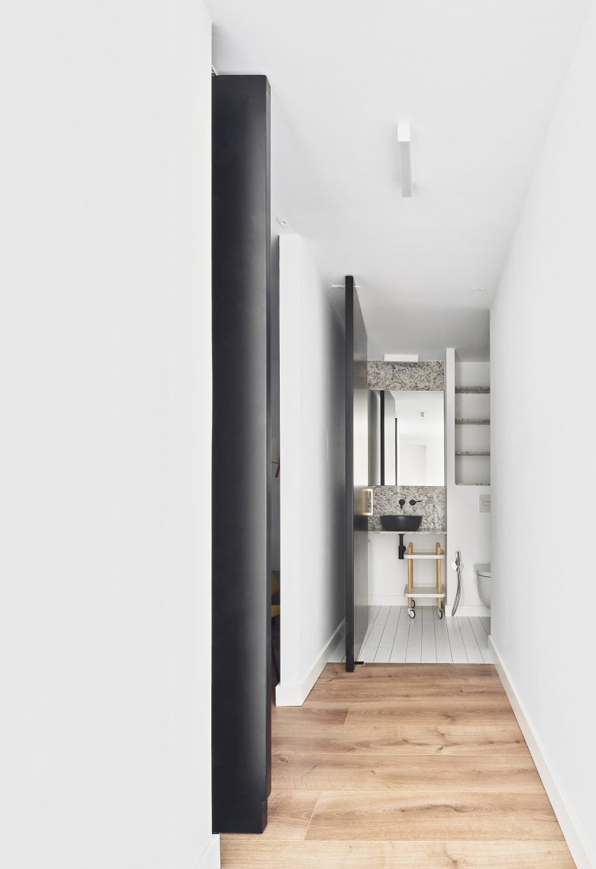 Sardenya Apartment by Raul Sanchez Architects