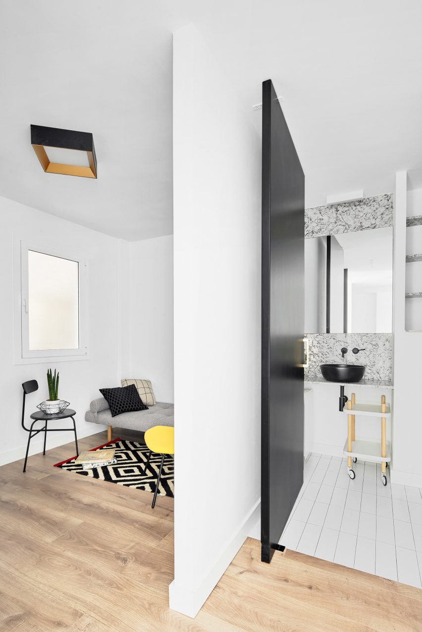 Sardenya Apartment by Raul Sanchez Architects