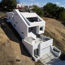 Urban Operations slots “sliced and folded” white house into LA hillside