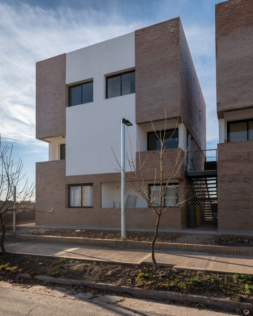 Housing for Argentinian teachers by Nomada and Eypaa