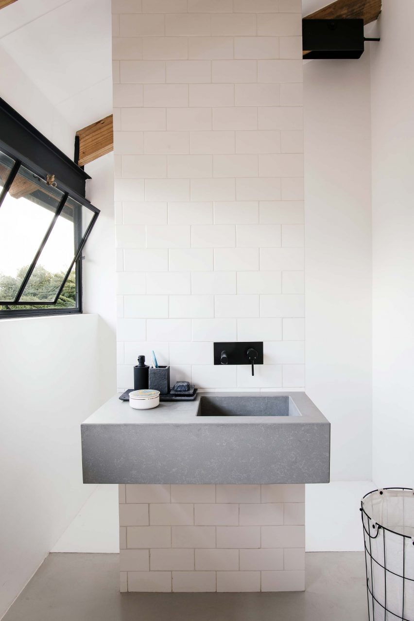 Bathroom of Conservatory House by Nadine Englebrecht in South Africa