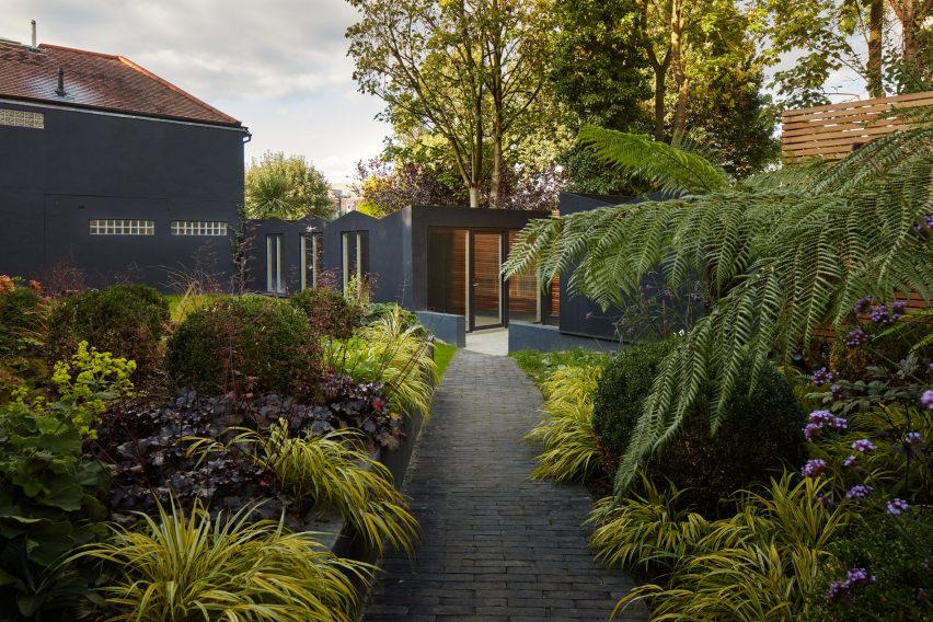 Merrett Houmøller Architects has renovated and extended a townhouse in north London