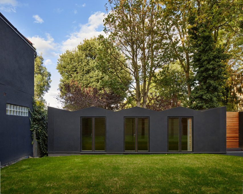 Merrett Houmøller Architects has renovated and extended a townhouse in north London