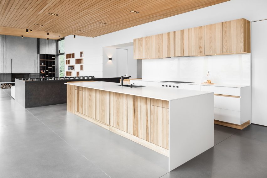 Long Horizontals by Thellend Fortin Architectes
