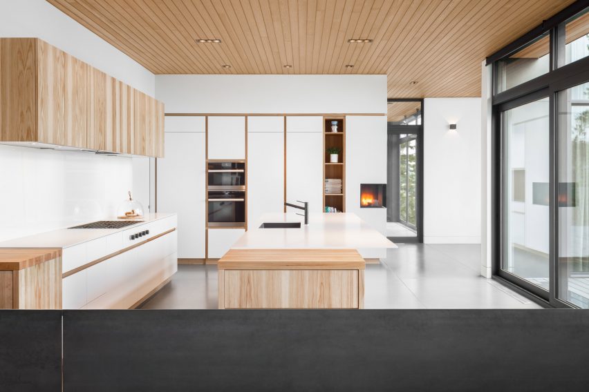 Long Horizontals by Thellend Fortin Architectes
