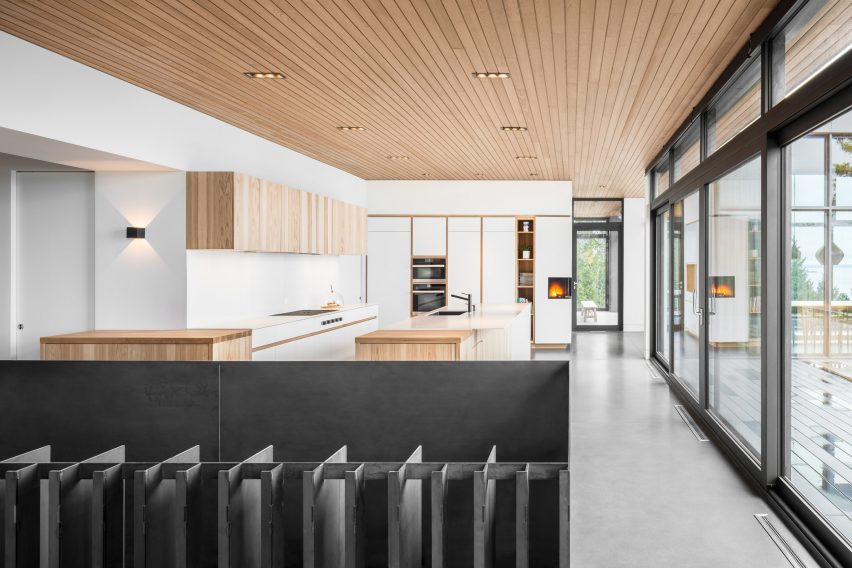 Long Horizontals by Thellend Fortin Architectes