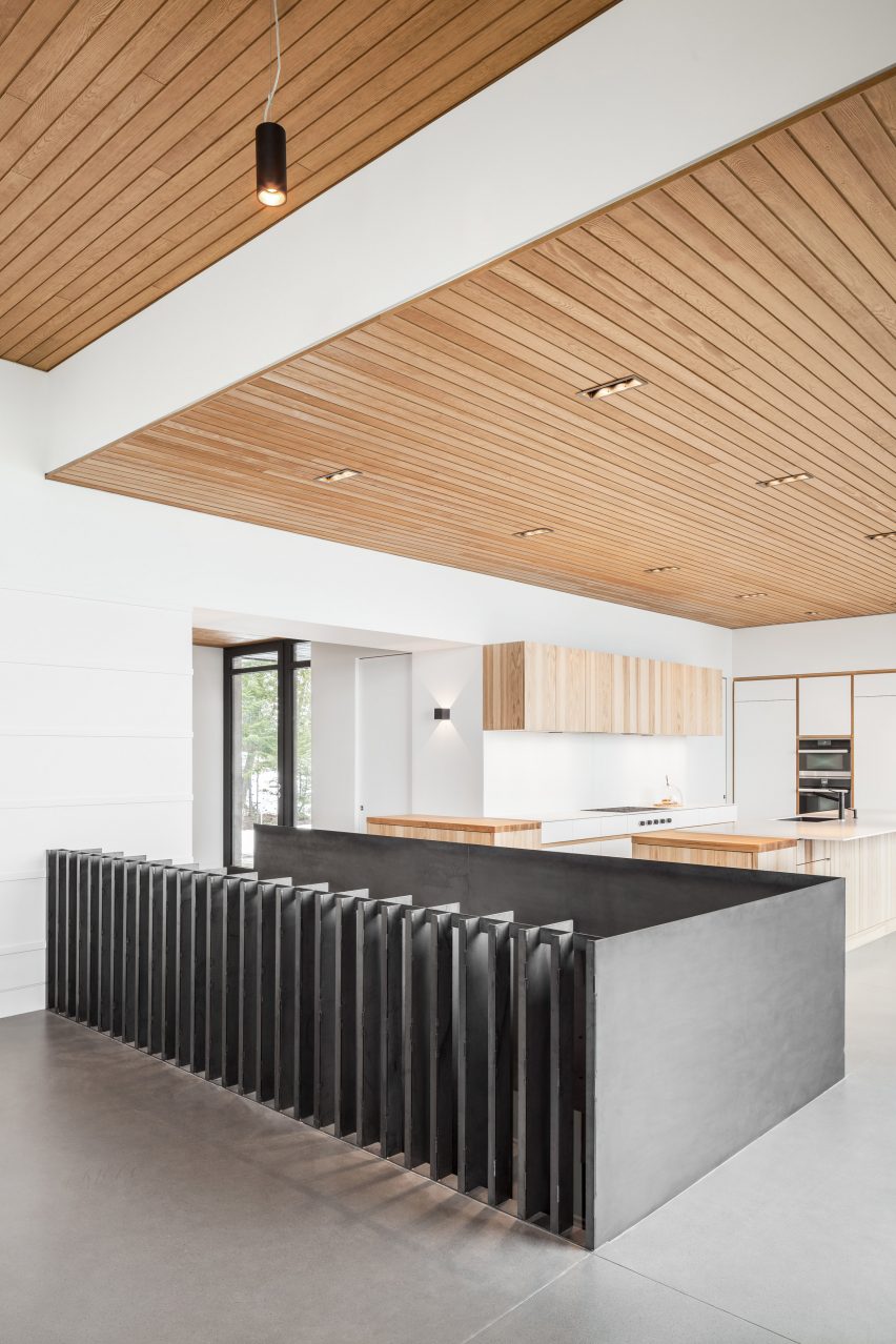 Long Horizontals by Thellend Fortin Architectes