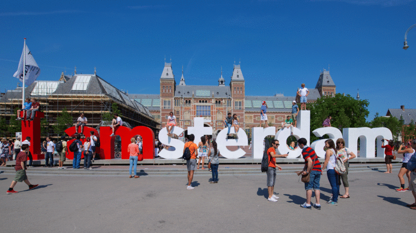 Amsterdam council removes “I amsterdam” sign after it becomes selfie spot