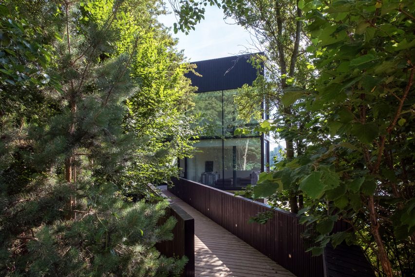 Glass Villa in the lake by Mecanoo in Lechlade, United Kingdom
