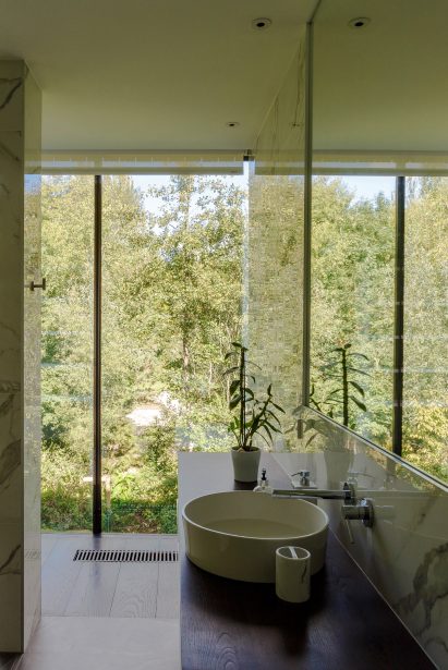 Glass Villa in the lake by Mecanoo in Lechlade, United Kingdom
