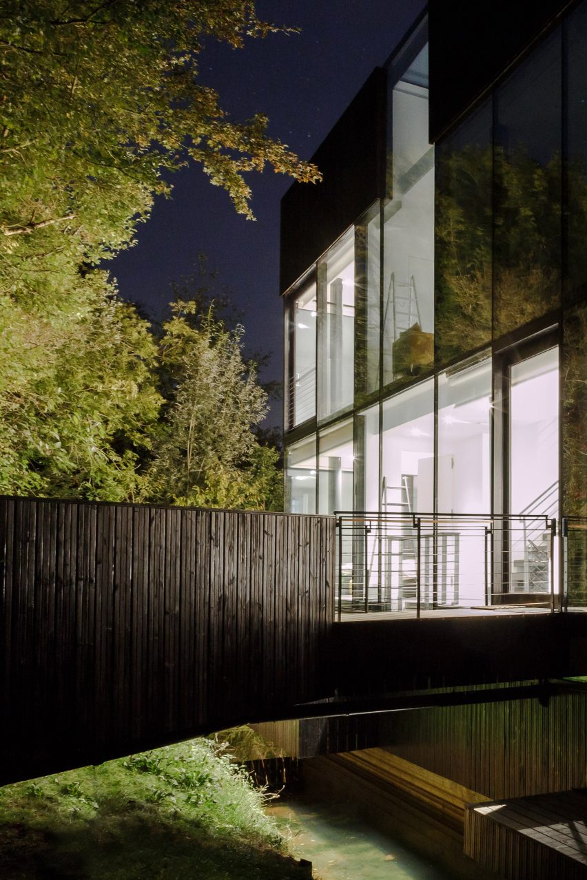 Glass Villa in the lake by Mecanoo in Lechlade, United Kingdom