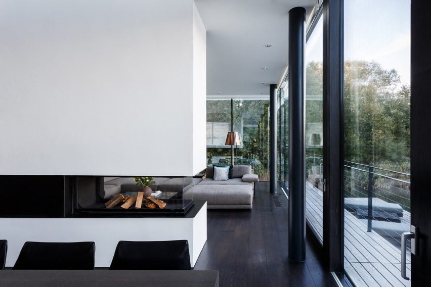 Glass Villa in the lake by Mecanoo in Lechlade, United Kingdom