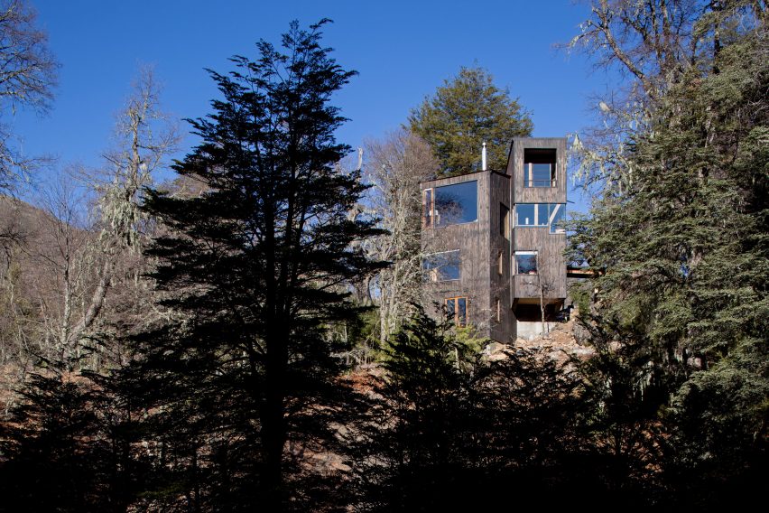 La Dacha Mountain Refuge by DRAA
