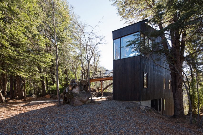 La Dacha Mountain Refuge by DRAA