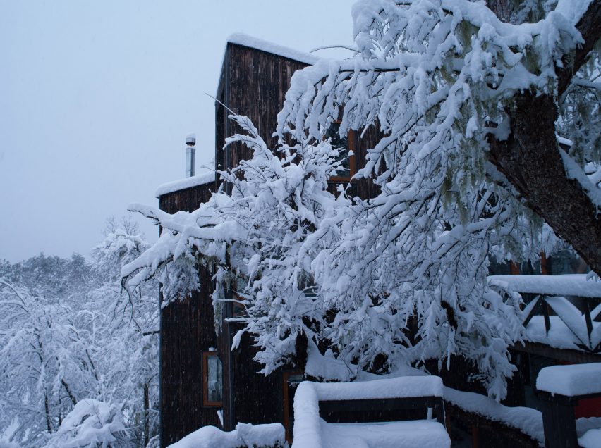 La Dacha Mountain Refuge by DRAA