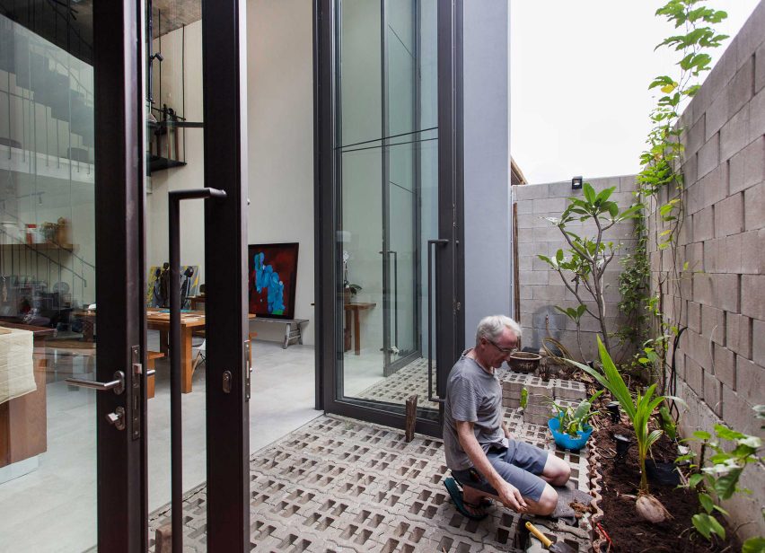 Planter Box House in Kuala Lumpur by Formzero