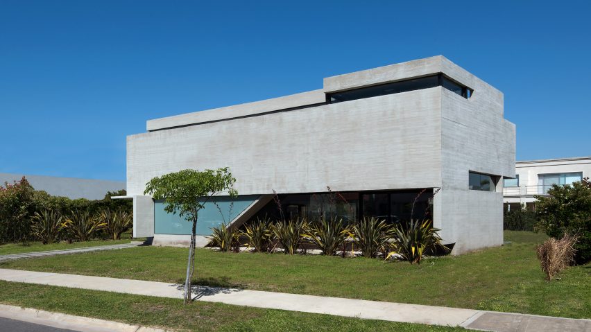 Casa BLQ by Luciano Kruk Arquitectos