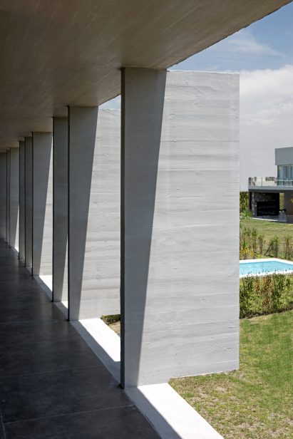 Casa BLQ by Luciano Kruk Arquitectos