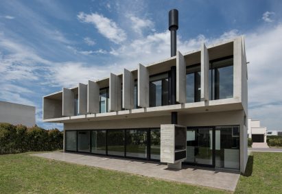 Casa BLQ by Luciano Kruk Arquitectos