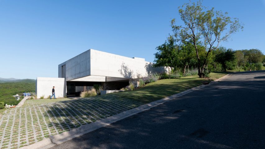 Concrete screen shades patio at BP Arquitectura’s Casa Mq2 in Córdoba