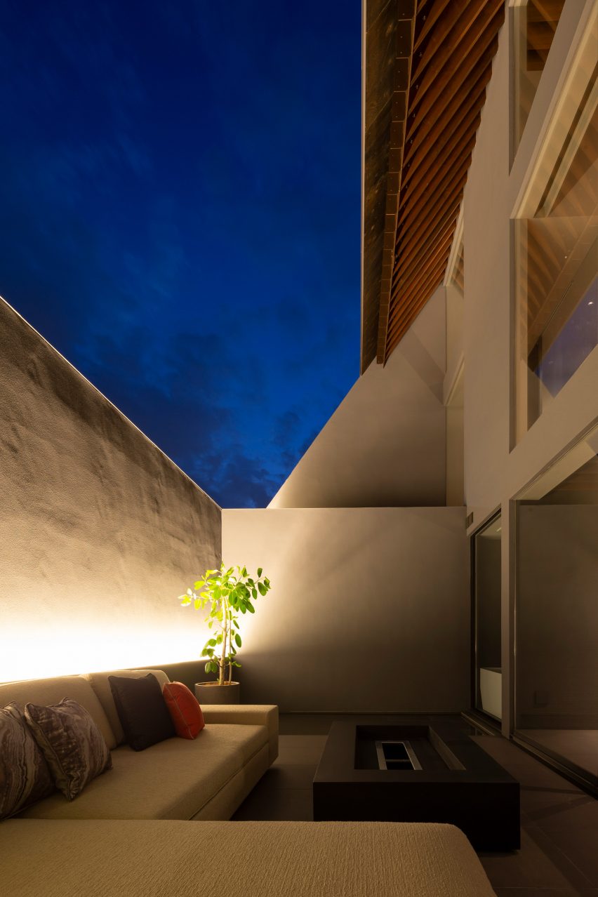Cover House by Apollo Associates