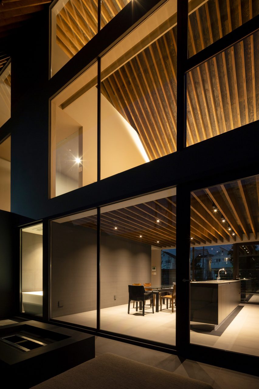 Cover House by Apollo Associates