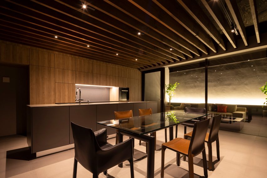 Cover House by Apollo Associates