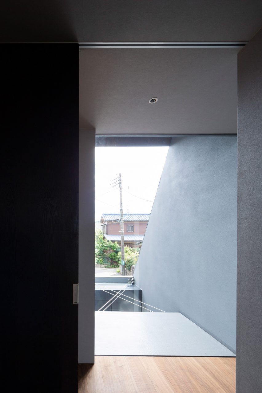 Cover House by Apollo Associates