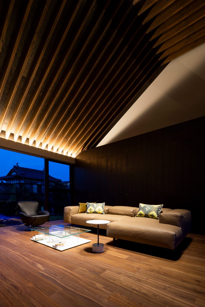 Cover House by Apollo Associates