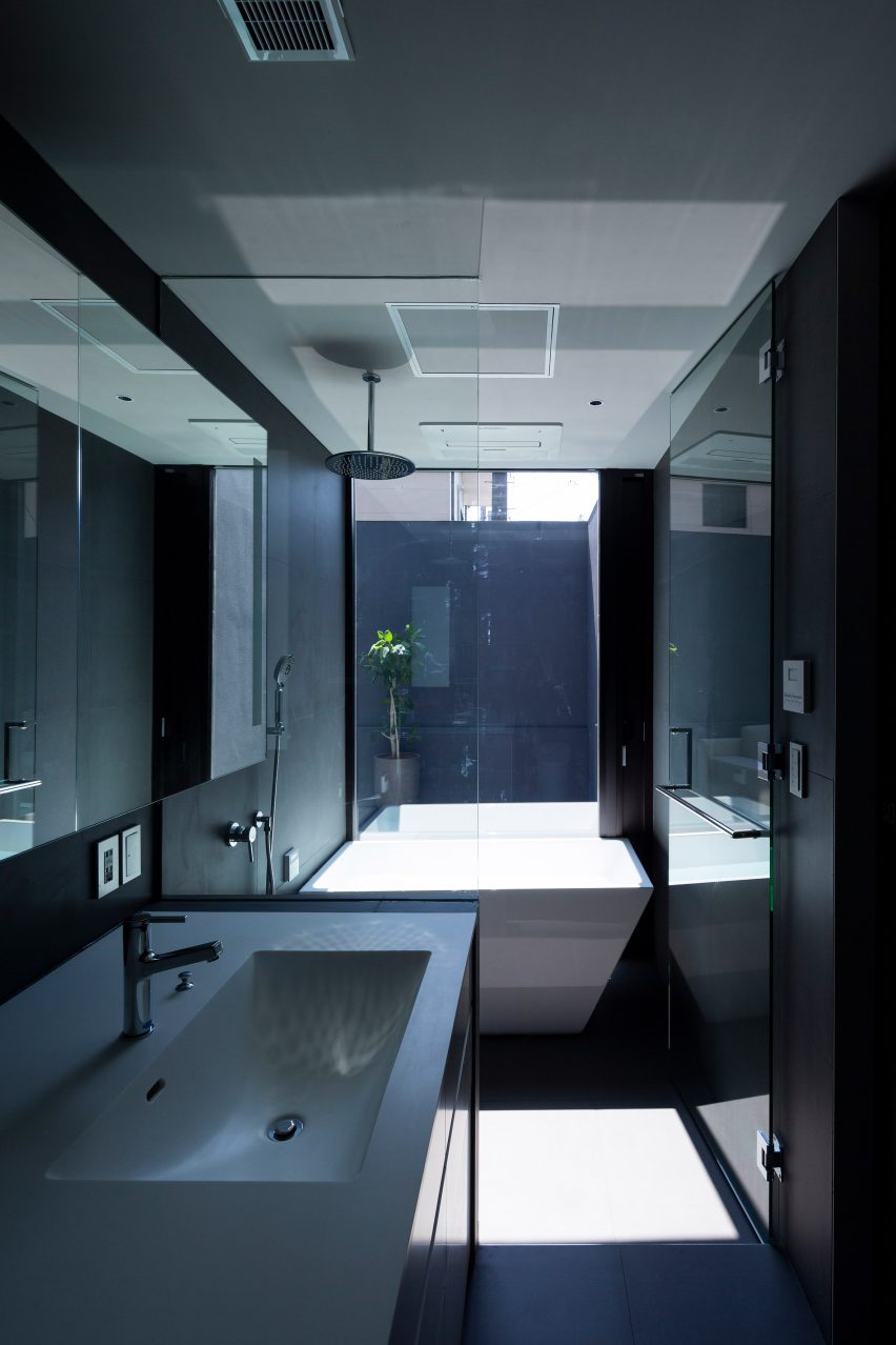 Cover House by Apollo Associates