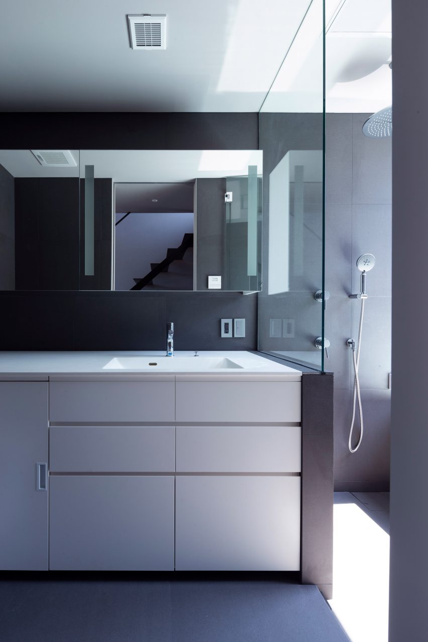 Cover House by Apollo Associates