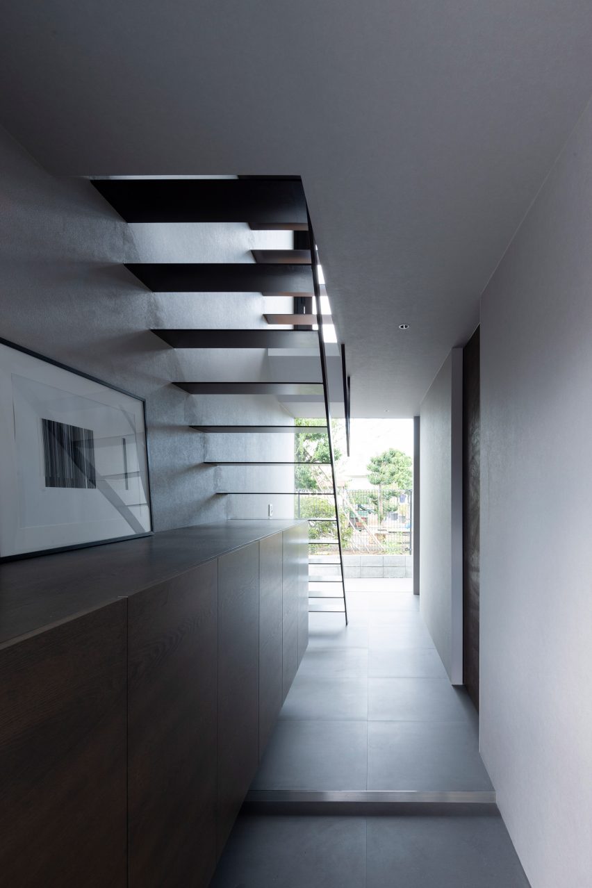 Cover House by Apollo Associates
