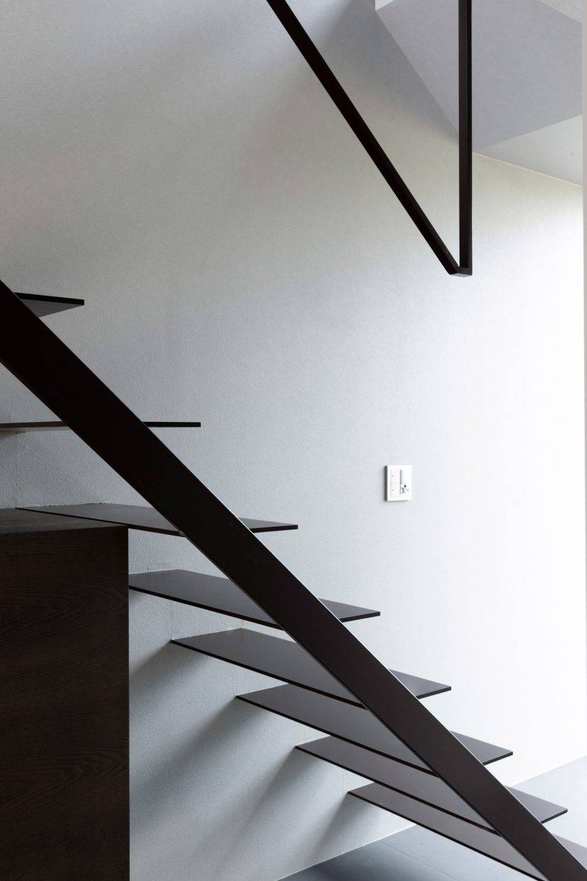 Cover House by Apollo Associates
