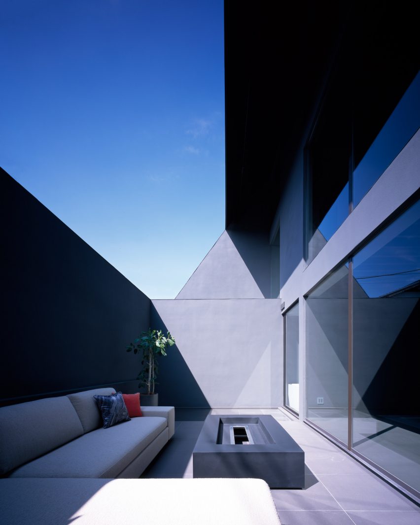 Cover House by Apollo Associates