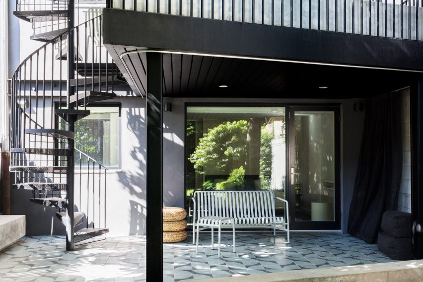 Extro-Intro Residence by Kalos Eidos